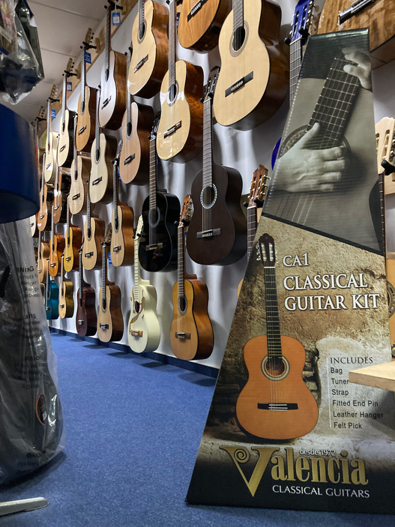 Musik Mohr GmbH Valencia Guitars